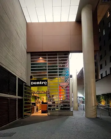 Entrada do Dentro vista da galeria